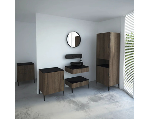 Badezimmerensemble mit Waschtisch, Spiegel, Unterschrank und Hochschrank für eine moderne Einrichtung.