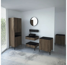 Badezimmer mit Waschtisch, Spiegel, Unterschrank und Hochschrank in Holzoptik