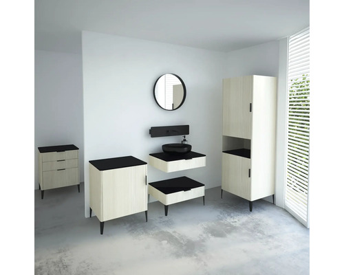 Badezimmer mit Waschtisch, Spiegel, Unterschrank und Hochschrank in hellem Holzdekor und schwarzen Akzenten