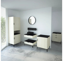 Badezimmer mit Waschtisch, Spiegel, Unterschrank und Hochschrank