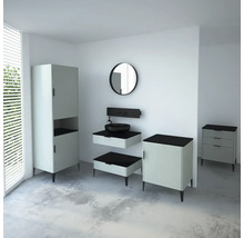 Badezimmer mit Waschtisch, Spiegel, Hochschrank und Kommode im modernen Design