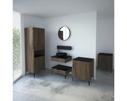 Badezimmer mit Waschtisch, Spiegel, Unterschrank und Hochschrank