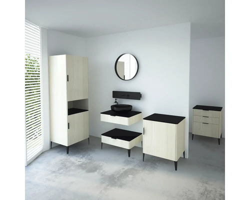 Badezimmer mit Waschtisch, Spiegelschrank und Hochschrank