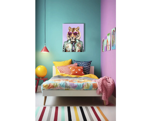 Dekoriertes Schlafzimmer mit Bett, Lampe und Wandbild eines Tigers mit Sonnenbrille