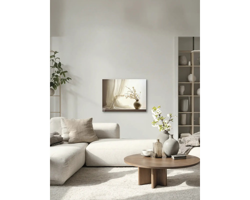 Wohnzimmer mit Sofa, Couchtisch und Wandbild mit Blumenmotiv