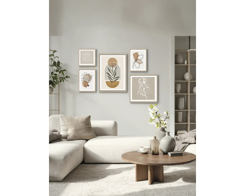 Wohnzimmer mit Sofa, Tisch und Bildergalerie an der Wand