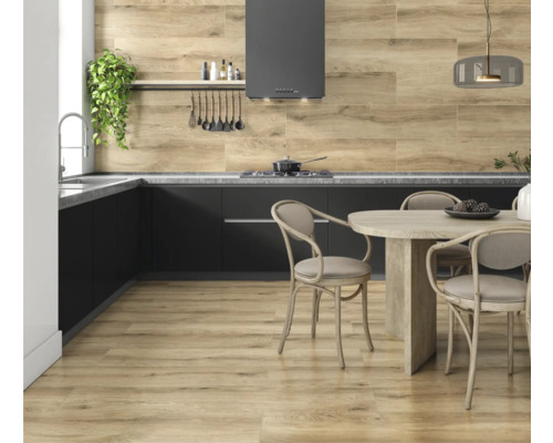 Helle, freundliche Küche mit Holzboden, Küchenzeile und Esstisch mit Stühlen