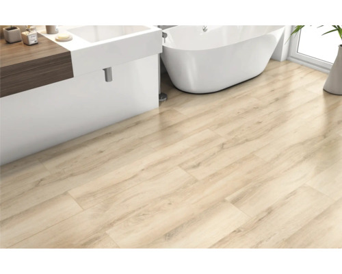 Badezimmer mit hellem Holzboden