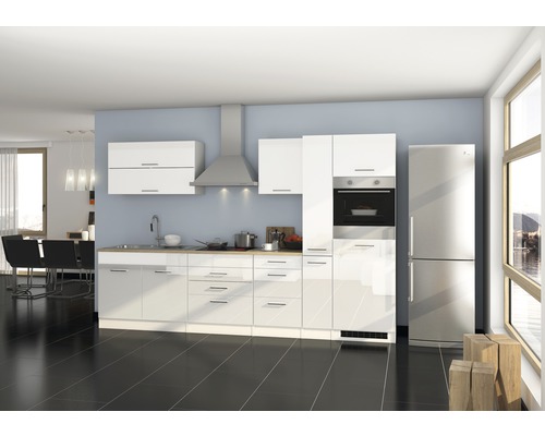 Moderne Küche mit weißen Schränken, Dunstabzugshaube und Edelstahl-Kühlschrank