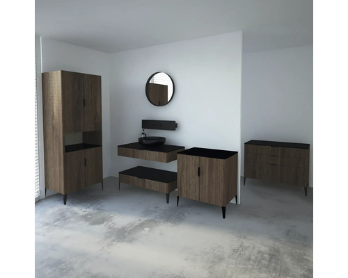 Badezimmer mit Waschtisch, Spiegelschrank, Spiegel und Kommode
