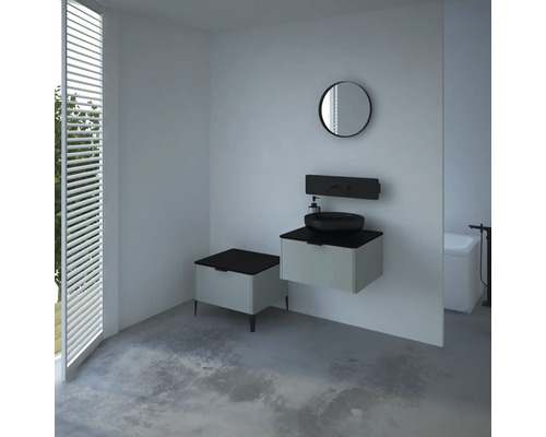 Badezimmer mit Waschtisch, Spiegel und Fensterjalousien für eine helle und moderne Atmosphäre