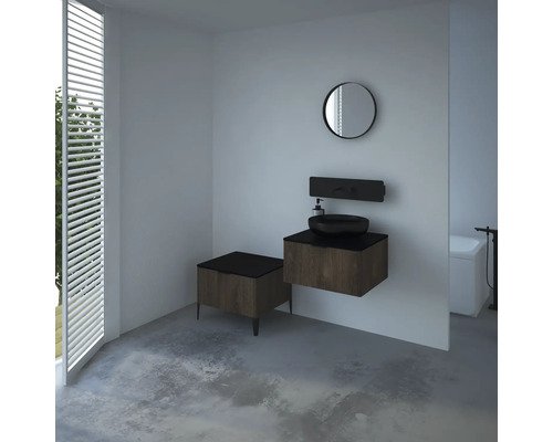 Badezimmer mit Waschtisch, Spiegel, Hocker und Badewanne