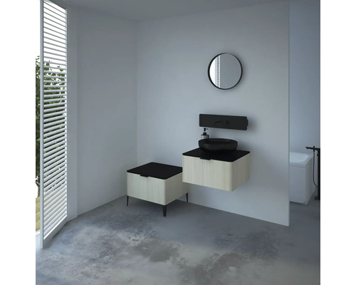 Modernes Badezimmer mit Waschtisch, Spiegel und Fensterjalousien für eine helle Atmosphäre