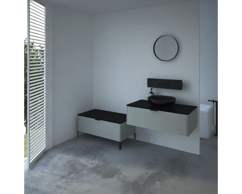 Badezimmer mit Waschbecken, Spiegel und Fenster mit Jalousien