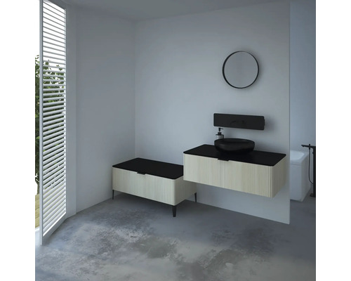Badezimmer mit Waschtisch, Spiegel und Fenster mit Lamellen