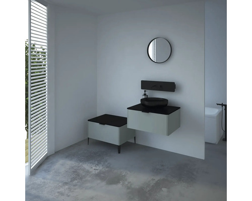 Modernes Badezimmer mit Waschtisch, Aufsatzwaschbecken, Spiegel und Fensterjalousien