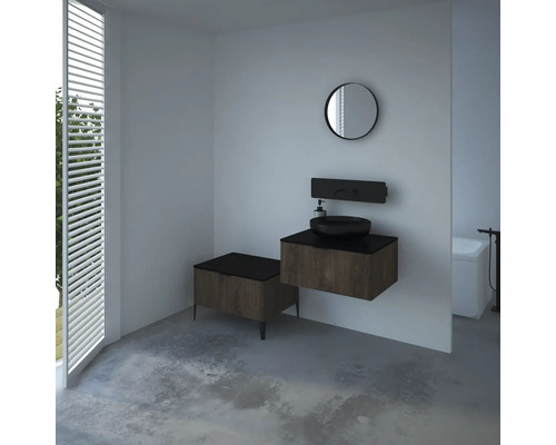 Helles Badezimmer mit Waschtisch, Spiegel und Sitzbank