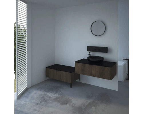 Badezimmer mit Waschtisch, Spiegel und Sitzbank