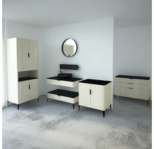 Badezimmer-Interieur mit Waschtisch, Spiegelschrank und Kommode in hellem Holzdekor