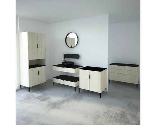 Badezimmer-Interieur mit Waschtisch, Spiegelschrank und Kommode in hellem Holzdekor