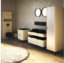 Modernes Badezimmer mit Waschtisch, Spiegel, Toilette und Stauraummöbeln in hellem Holzdekor.