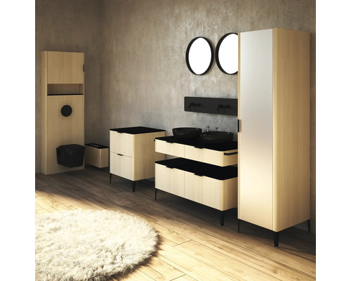 Modernes Badezimmer mit Waschtisch, Spiegel, Toilette und Stauraummöbeln in hellem Holzdekor.