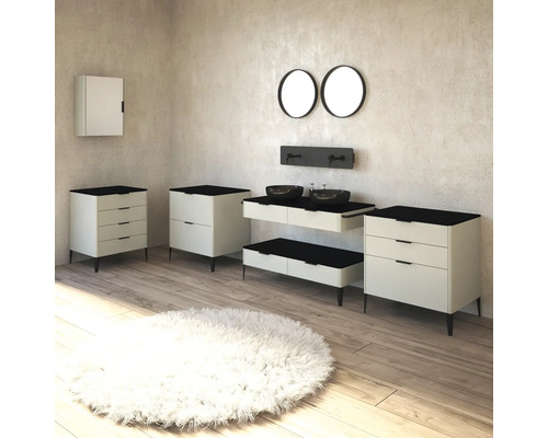 Helles Badezimmer mit Waschtisch, Spiegeln, Schränken und flauschigem Teppich