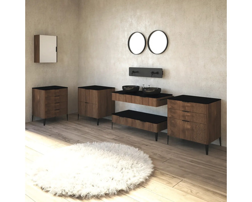 Modernes Badezimmer mit Waschtischen, Unterschränken, Spiegeln und einem flauschigen Teppich