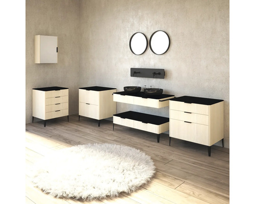 Badezimmer mit Waschtischen, Unterschränken, Spiegeln und Teppich