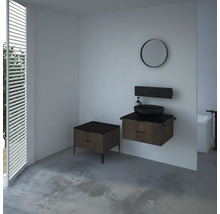 Modernes Badezimmer mit Waschtisch, Spiegel und Unterschrank.