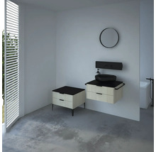 Modernes Badezimmer mit Waschtisch, Spiegel und Unterschrank