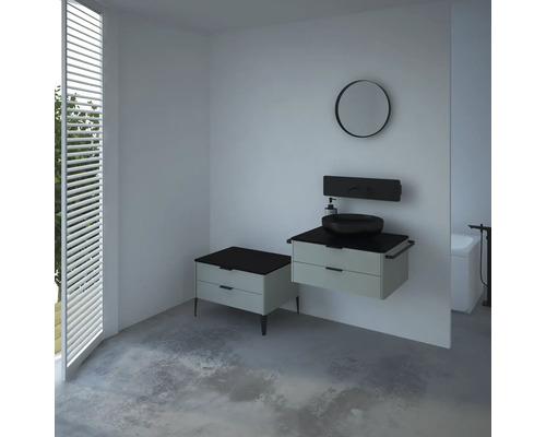 Modernes Badezimmer mit Waschtisch, Unterschrank, Spiegel und Badewanne.