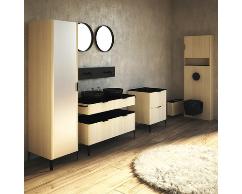 Modernes Badezimmer mit Waschtisch, Spiegel, Schrank und Toilette