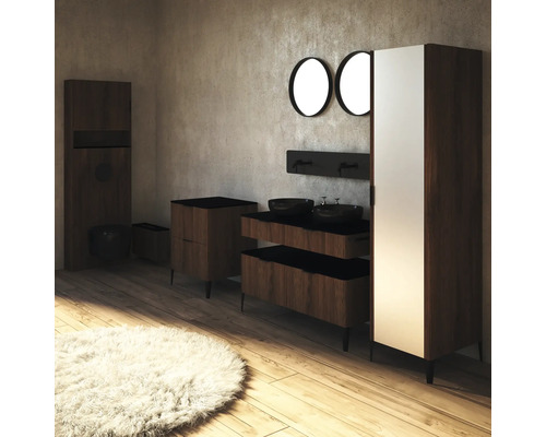 Modernes Badezimmer mit Waschtisch, Spiegeln und WC-Kombination in Holzoptik.