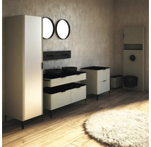 Modernes Badezimmer mit Waschtisch, Unterschrank, Spiegelschrank und runden Spiegeln