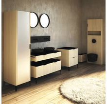Badezimmer mit Waschtisch, Spiegel, Schrank und Toilette in hellem Holz und Schwarz