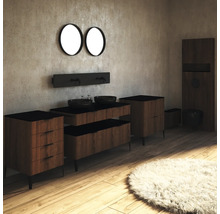 Badezimmer mit Waschtisch, Spiegeln, Unterschrank und Toilette.