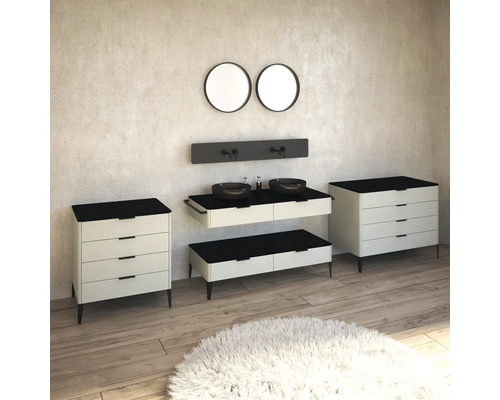 Badezimmer mit Waschtisch, Spiegeln und Kommoden für ein modernes Ambiente.