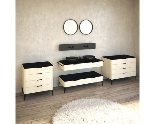 Badezimmer mit Waschtisch, zwei Spiegeln, zwei Kommoden und Teppich