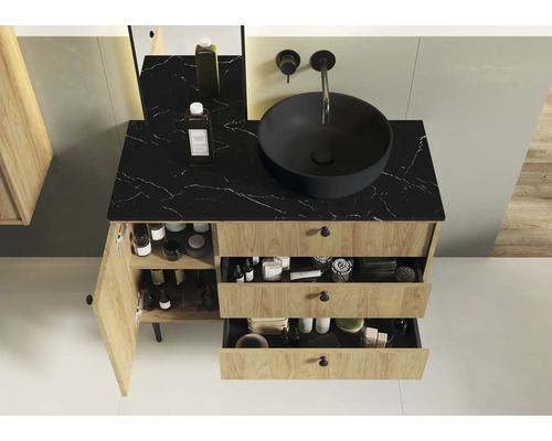 Badezimmer mit Waschtischunterschrank, Schubladen, Tür, Waschbecken und Armatur