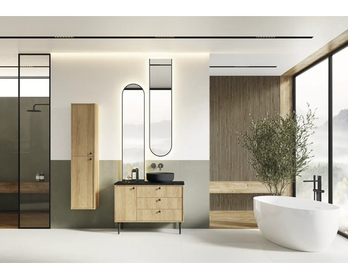 Modernes Badezimmer mit Waschtisch, Spiegeln, Dusche und Badewanne