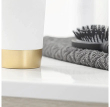 Badezimmerstillleben mit Becher, Handtuch und Haarbürste