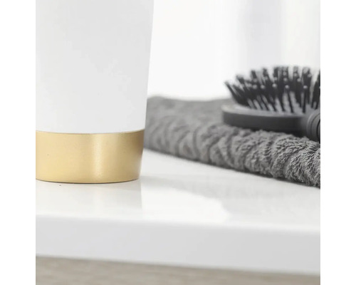 Badezimmerstillleben mit Becher, Handtuch und Haarbürste