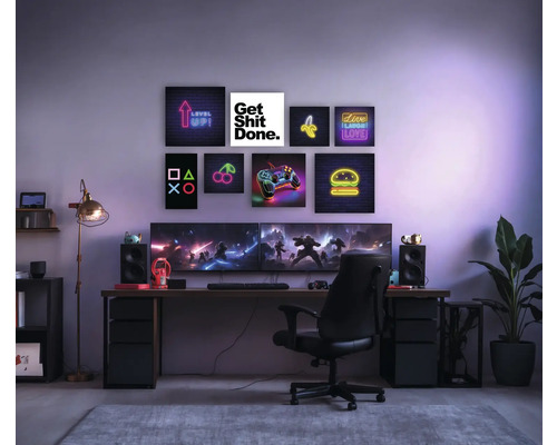 Gaming Zimmer mit Schreibtisch, Stuhl, Bildschirmen und dekorativen Wandbildern