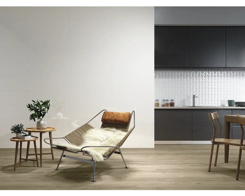 Heller Wohnbereich mit Sitzgelegenheit, Beistelltischen und Küche