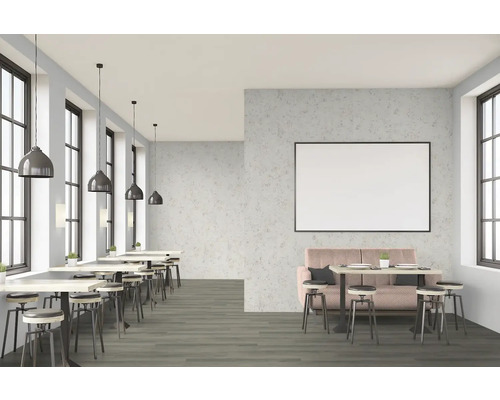 Innenraum eines Restaurants mit Tischen, Stühlen und Pendelleuchten