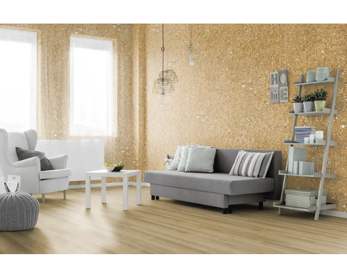 Wohnzimmer mit Sofa, Sessel, Regal und dekorativer Wandgestaltung