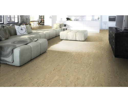 Heller Wohnraum mit Korkboden, Sofa und Küchenzeile im Hintergrund.