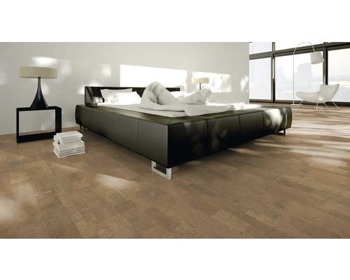 Korkboden Naturtrend Element Rustic 910 x 300 x 9,5 mm Schlafzimmer mit Bett, Nachttisch, Lampe und Korkboden