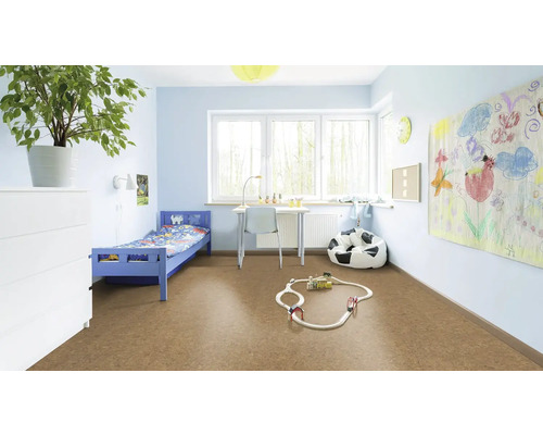 Helles Kinderzimmer mit Bett, Schreibtisch und Korkboden.